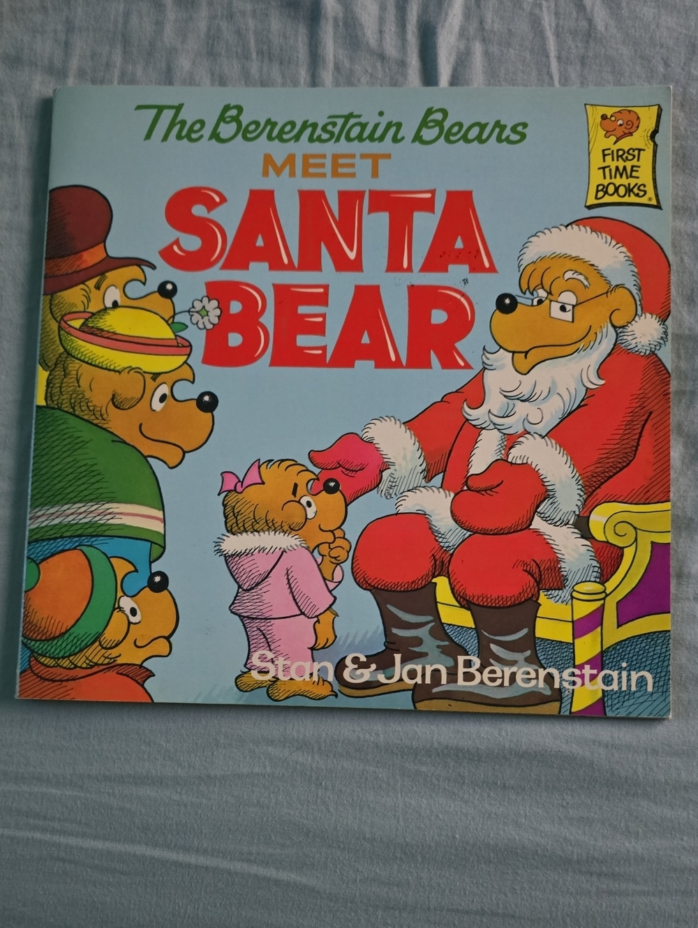 The Berenstain Bears Meet Santa Bear - Kids Holiday Picture Book (Red)